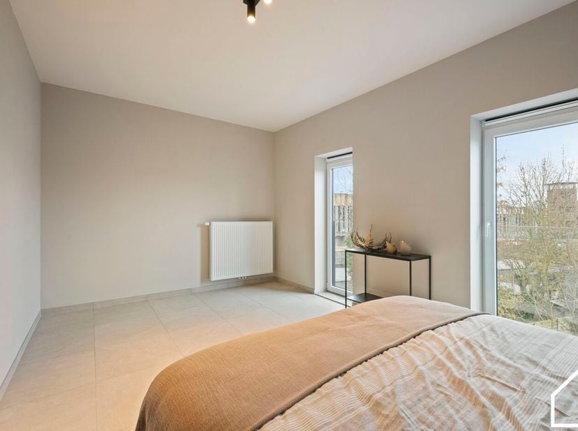 Appartement op de begane grond (77m²) bestaande uit een ruime lichte woonkamer met ingerichte keuken met ruimte voor wasmachine, 1 slaapkamer, kleine