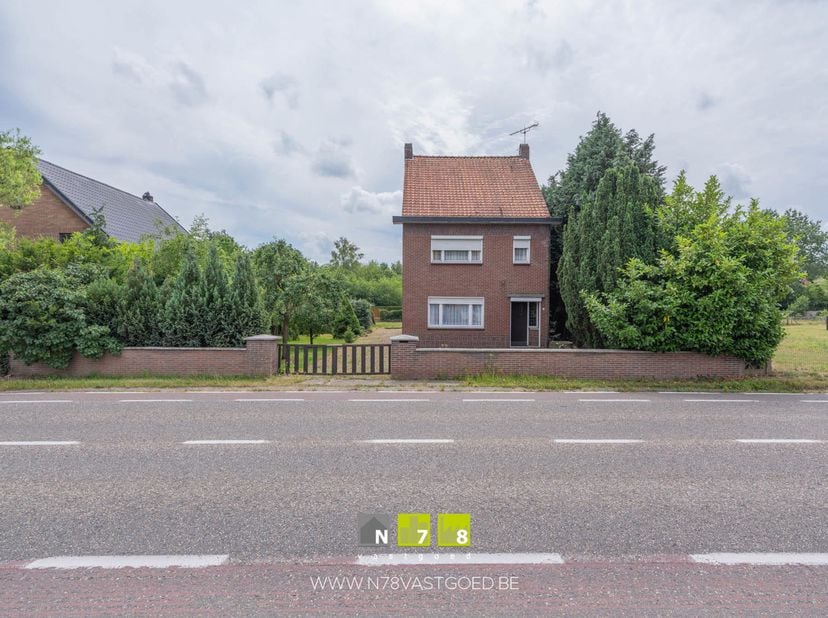 VRIJSTAANDE WONING MET 4 SLAAPKAMERS OP EEN PERCEEL VAN 12A 18CA IN KAULILLE<br />
TROEVEN<br />
- Gelegen nabij het centrum van Kaulille.<br />
- Vol