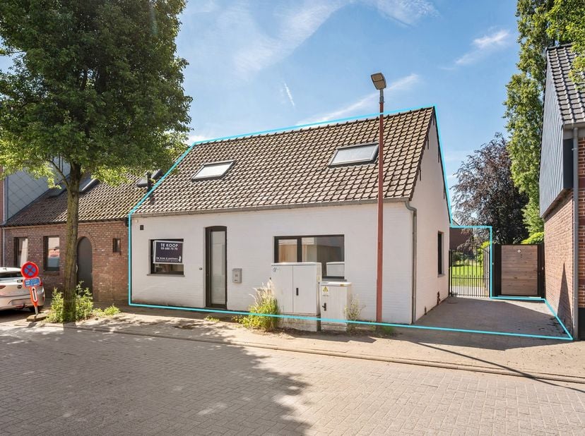 Volledig gerenoveerde halfopen bebouwing (2024) met EPC A te Wildert Essen!<br />
<br />
Gelijkvloers<br />
- Een inkomhal met vestiaire en gastentoil