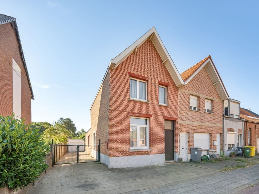 Gunstig gelegen nabij het centrum van Herentals, vlakbij het station. Alle faciliteiten (winkels, scholen, openbaar vervoer,..) op wandelafstand. Teve