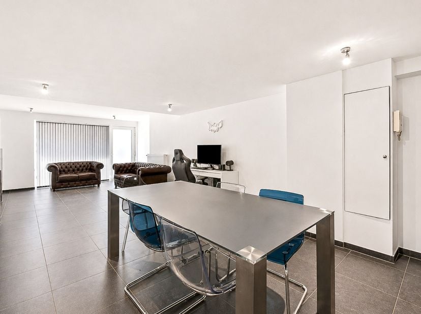 Recent gelijkvloers appartement pal in het centrum van Gistel op wandelafstand van alle winkels, scholen, horeca en openbaar vervoer. Het appartement