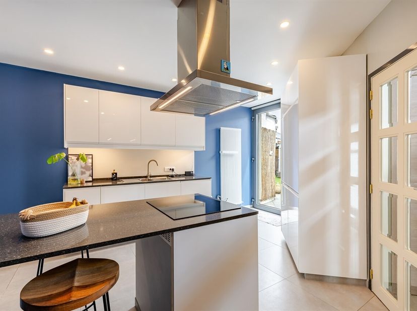 Instapklare woning met 3 ruime slaapkamers!<br />
Deze woning is gelegen in de dorpskern en toch in het groen; vlakbij handel, scholen en verbindingsw