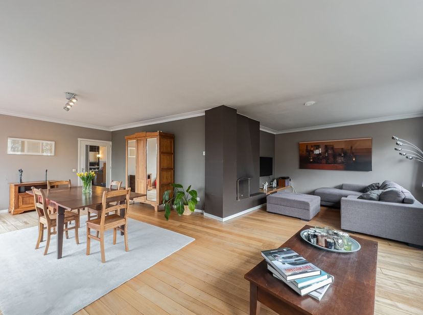 Dit ruim appartement is gelegen in de prachtige Pastoor Van De Wouwerstraat, die uitkomt in de Oosterveldwijk, op de grens met Berchem en Mortsel. En
