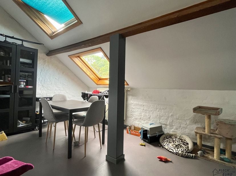 Petit appartement  idéal pour un couple ou une personne seule, situé au 3ème et dernier étage d'un bâtiment place Général Jacques. Cet appartement est
