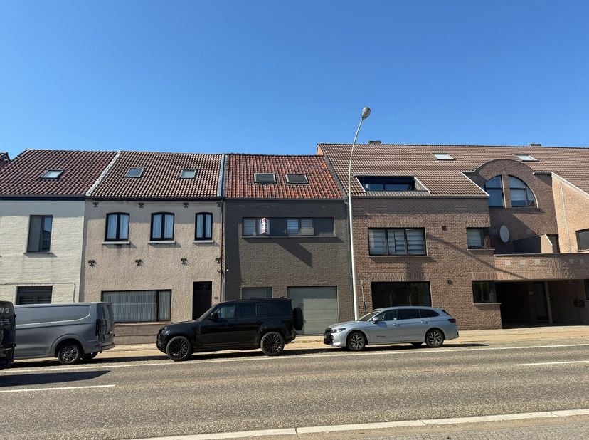 Instapklare en energiezuinige tussenwoning (EPC B) met tuin te koop in Leopoldsburg!<br />
Zoek je een modern afgewerkte, energiezuinige woning met 4