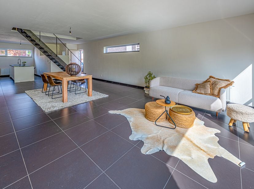 Ontdek deze verrassend ruime, instapklare en energiezuinige woning, rustig gelegen in een aangename woonomgeving. Dankzij de doordachte indeling en de