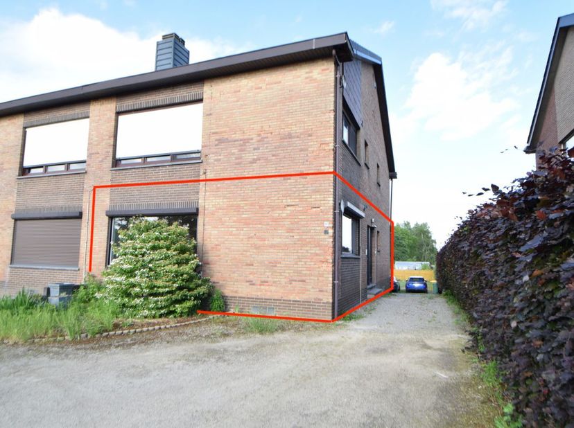 Te renoveren gelijkvloers appartement met 2 slaapkamers, garage en tuin in een kleinschalige Residentie op een invalsweg naar Zammel.Het appartement i