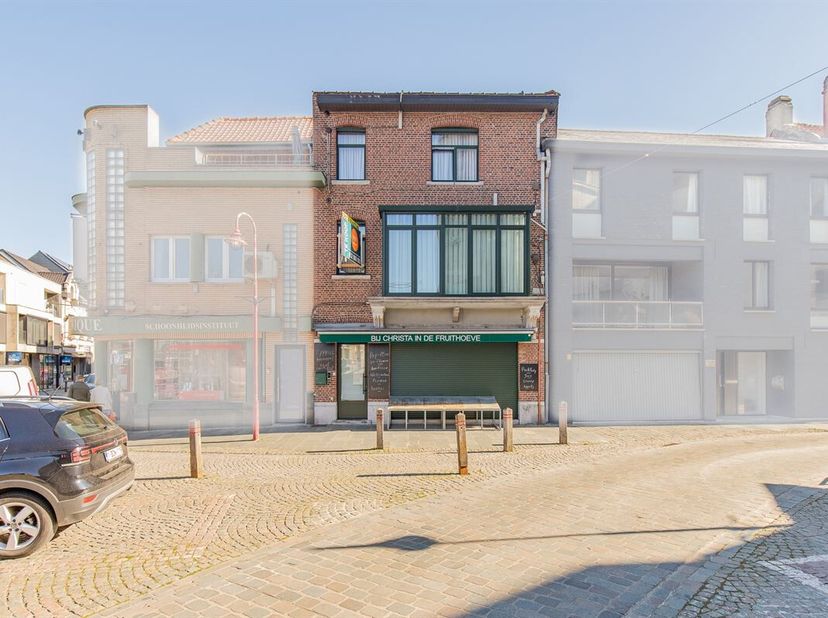 Bent u op zoek naar een commercieel pand met woongelegenheid op een toplocatie? Dit handelspand met appartement bevindt zich in het hart van Londerzee