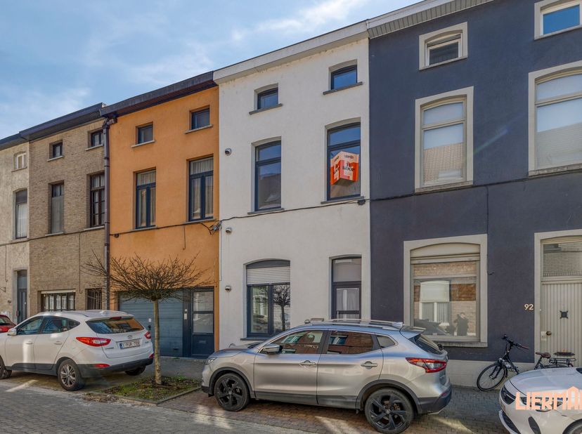 Volledig gerenoveerde en instapklare gezinswoning op toplocatie in Aalst  op wandelafstand van het centrum!<br />
Bent u op zoek naar een ruime woning