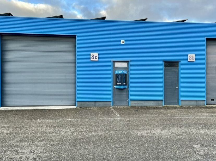 290m² d'espace de stockage (extensible à 530m² d'entrepôt)<br />
Emplacement : à proximité de la sortie E313 ; arrêt de bus et gare de Wolfstee à dist