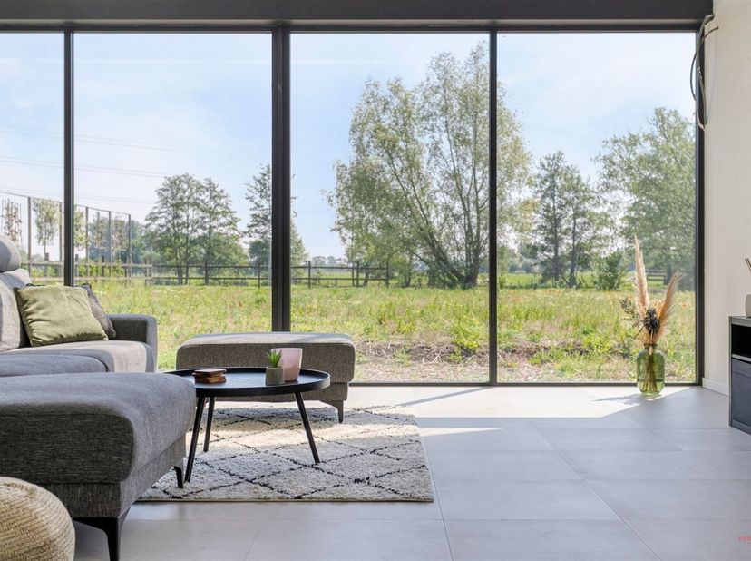 Unieke hedendaagse hoeve op toplocatie in Zulte <br />
<br />
Op een perceel van 4.759 m² bevindt zich deze energiezuinige, hedendaagse hoeve met ee