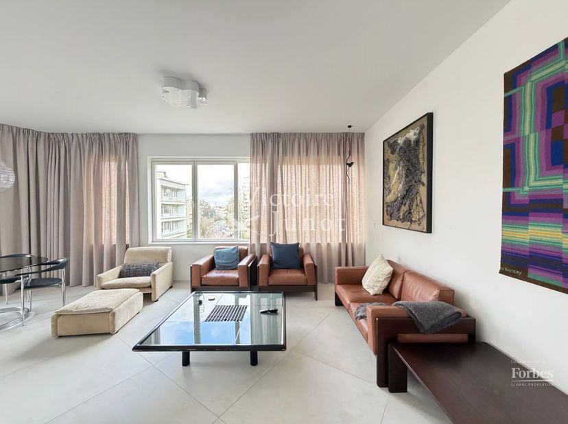 Bien présenté par Debora Peruch Tel : 0476/71.28.17 ou debora.peruch@victoire.be<br />
Victoire Junot vous propose cet élégant appartement 2 chambres,
