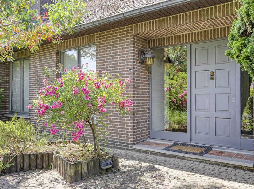 Op een uiterst rustige locatie in Kuringen, aan de Schansstraat 26, bevindt zich deze open bebouwing met een bewoonbare oppervlakte van circa 180 m².