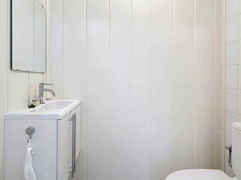 In het pittoreske Aldeneik bevindt zich deze charmante woning met 3 slaapkamers. De half vrijstaande woning is voorzien van verwarming d.m.v. een warm