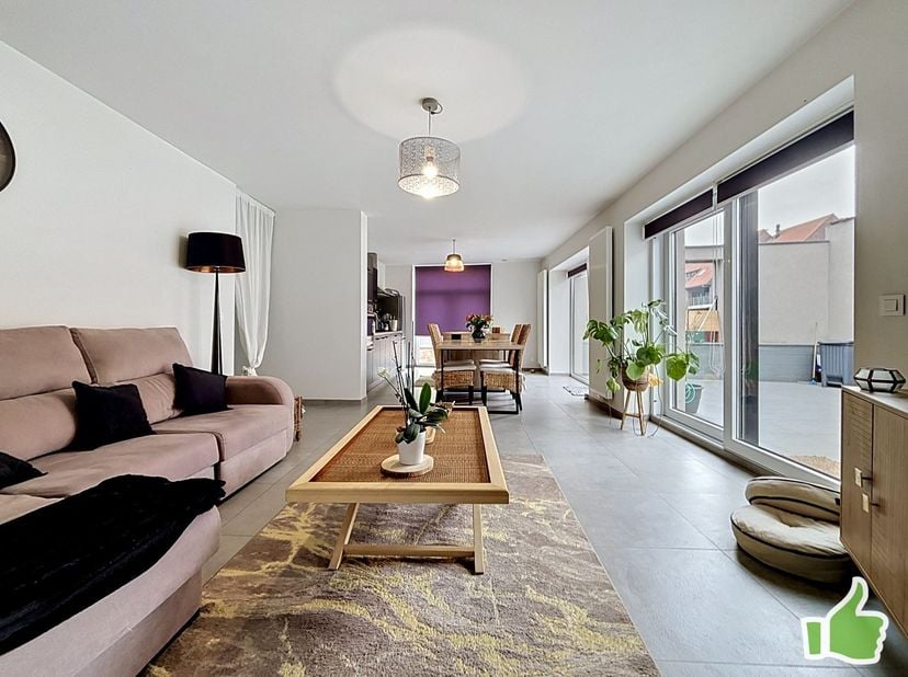 Appartement triplex avec entrée privative 3 chambres et grande terrasse à Mouscron près du centre :<br />
<br />
RDC : Hall d'entrée avec WC<br />