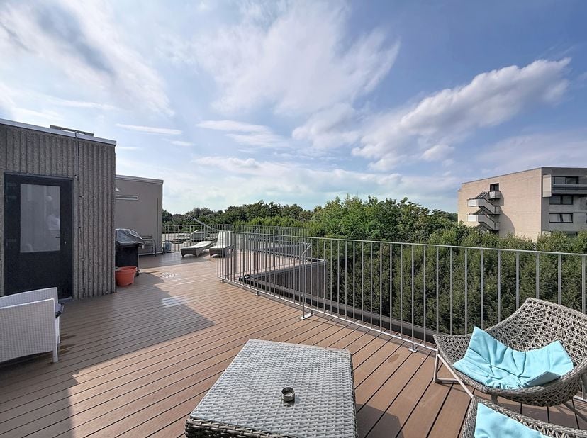 Roodebeek, à proximité de la place de la Sainte-Famille, situé dans un écrin de verdure, au 5 étage d'une belle copropriété, superbe duplex penthouse