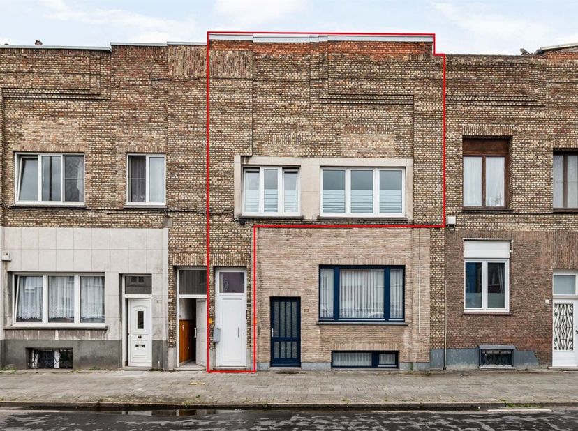 Deze woning aan de Confortalei geniet van een uitstekende ligging in Deurne. Dankzij de nabijgelegen tram- en bushaltes bereikt u in slechts enkele mi