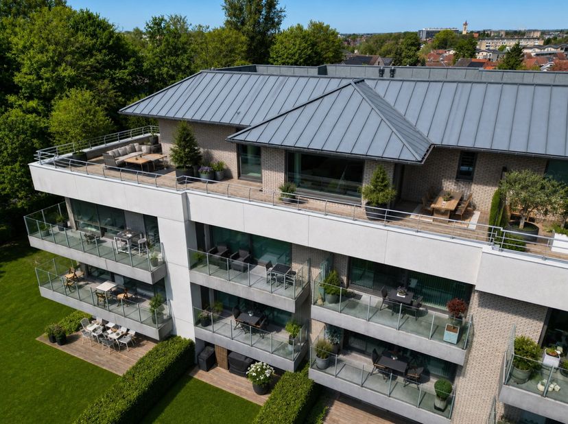 Dit prachtig penthouse in de nabijheid van het Sterrebos is een ware droomwoning voor wie op zoek is naar ruimte, luxe en comfort.<br />
Het perfect g