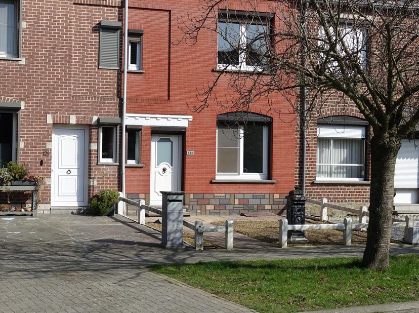 Maison familiale spacieuse, rénovée, entièrement PRÊTE À EMÉNAGER, avec cave, JARDIN et GARAGE à Saint-Trond.<br />
<br />
Cette maison récemment réno