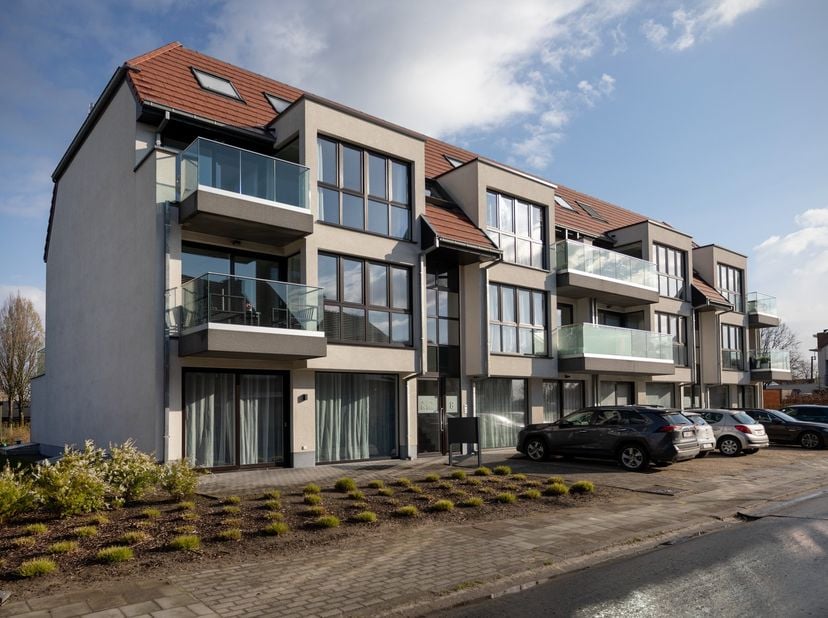 Gelegen in de Lindestraat, op wandelafstand van het centrum van Aalter, bieden wij dit zeer goed onderhouden 3-slaapkamerappartement aan. De toplocati