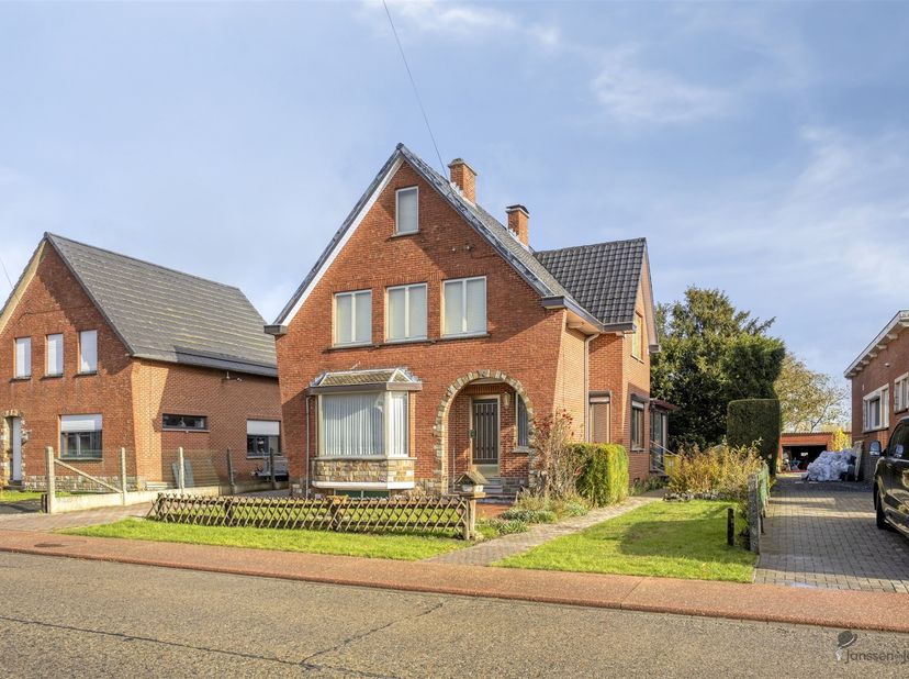 Ontdek deze ruime open bebouwing op een perceel van 8a18ca, gelegen in een rustige straat met een onverhinderd uitzicht op de velden achteraan. Deze w