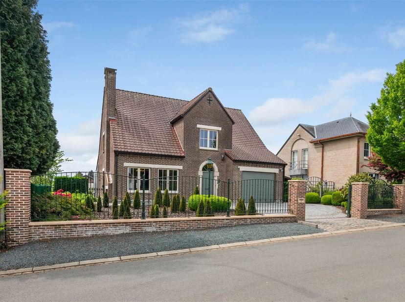 In de meest residentiële wijk van Liedekerke vindt u deze prachtige villa terug:<br />
<br />
We betreden de woning via de inkomhal met gastentoilet
