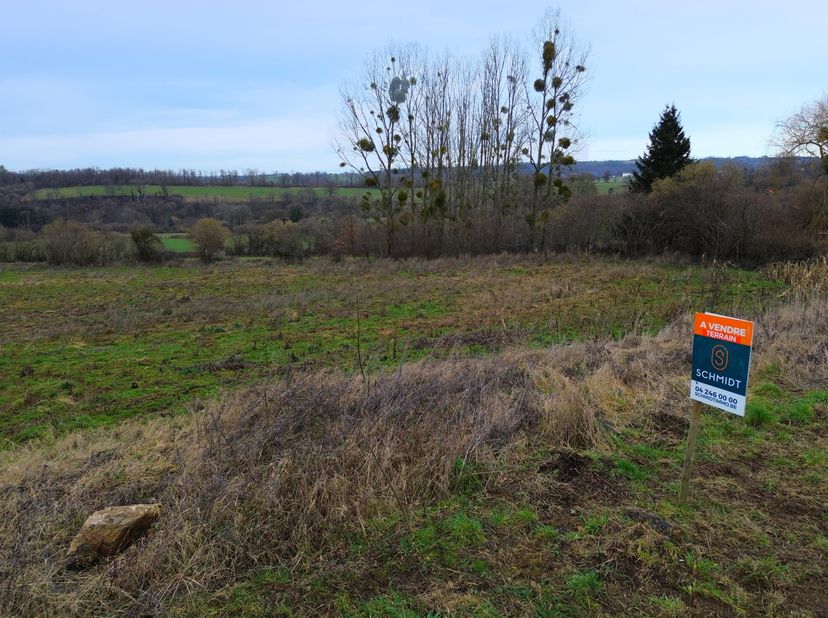 TERRAIN de ± 1.434m² :<br />
► Zone : en zone d’habitat à caractère rural,<br />
► Orientation : Nord,<br />
► Largeur façade : ± 16m,<br />
► Profond