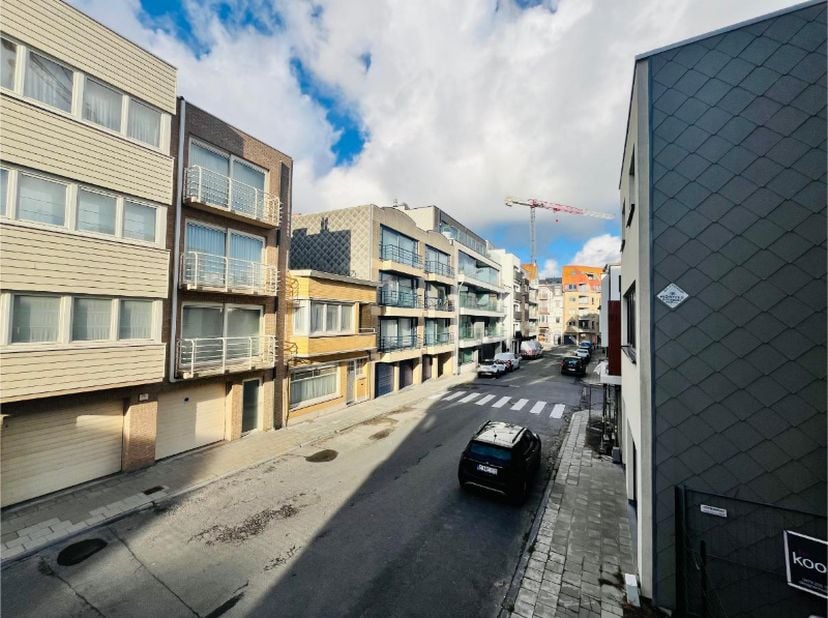 Près de la pittoresque place du marché de Wenduine et à quelques pas de la digue de mer, nous trouvons cet appartement de 2 chambres à coucher entière