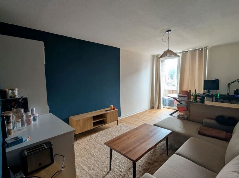 Appartement gelegen op de eerste verdieping (met lift) met woonkamer, kookhoek, badkamer met douche en toilet en 1 slaapkamer. Vrij vanaf 01/10/2026.