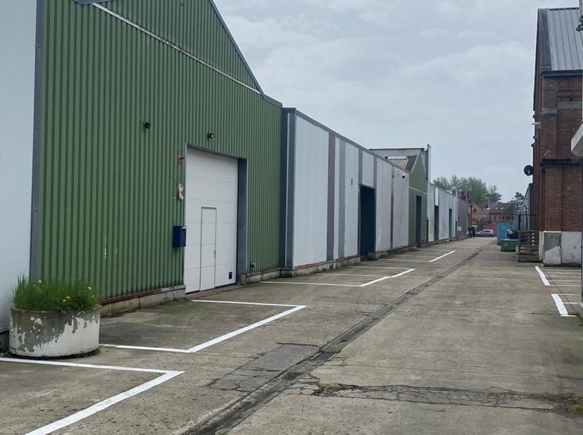 Showroom/Winkelruimte : unit 11 met een totale oppervlakte van 726 m² te huur op een strategische locatie langs de Zeelsebaan, met vlotte aansluiting
