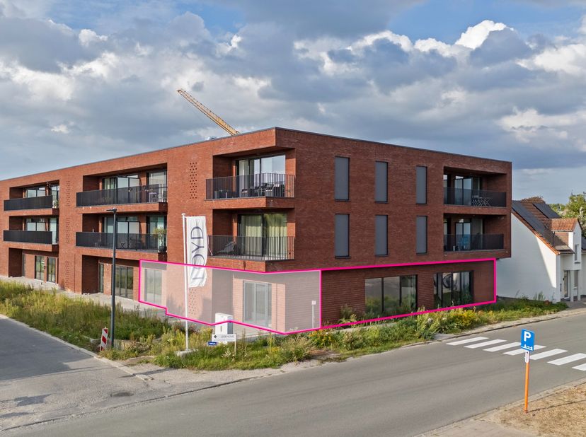 Ontdek deze veelzijdige nieuwbouwruimte met een royale oppervlakte van 297 m², gelegen op een&amp;nbsp;uitstekende zichtlocatie&amp;nbsp;in Drongen. Dankzij d