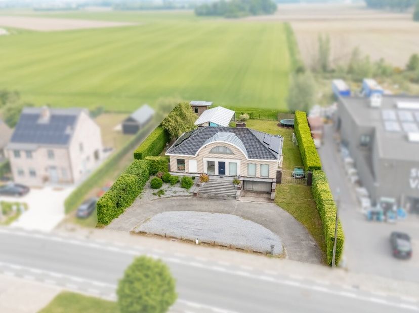 LeefcomfortDeze woning straalt karakter en elegantie uit dankzij haar doordachte architectuur en overvloedige lichtinval. De ruime leefruimte wordt ge