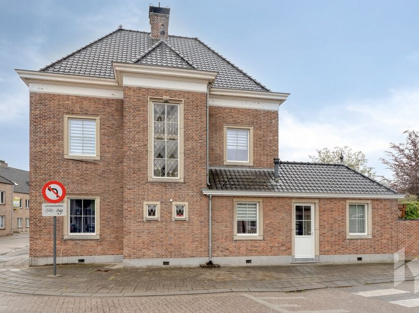 Stijlvol, ruim half vrijstaand herenhuis uit 1950. De woning ademt karakter dankzij tal van originele elementen zoals schitterende trappenhal met glas