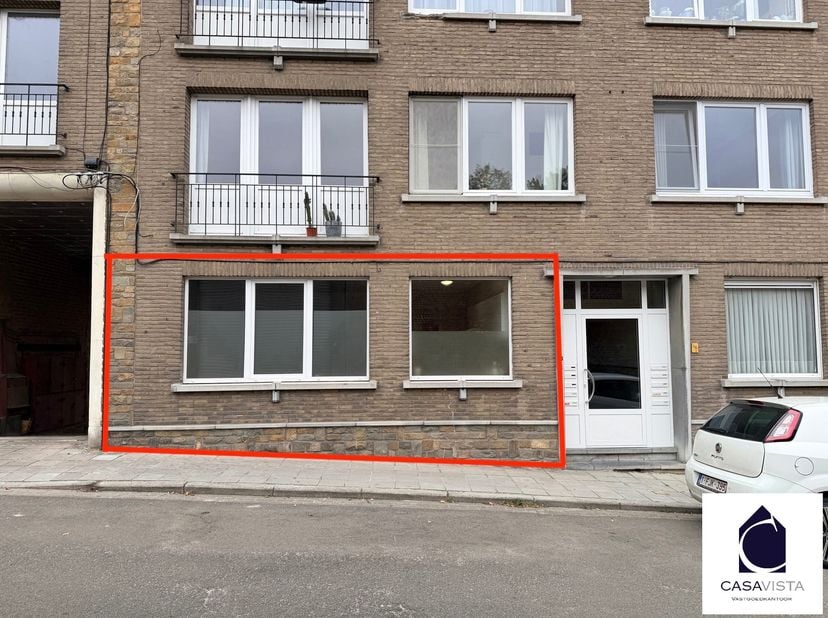 TOTAAL VERNIEUWD 2-SLPK APP GELIJKVLOERSE VERDIEPING. In de residentie MILDRED , aan de stadsrand vind je dit lichtrijk appartement op de GELIJKVLOERS