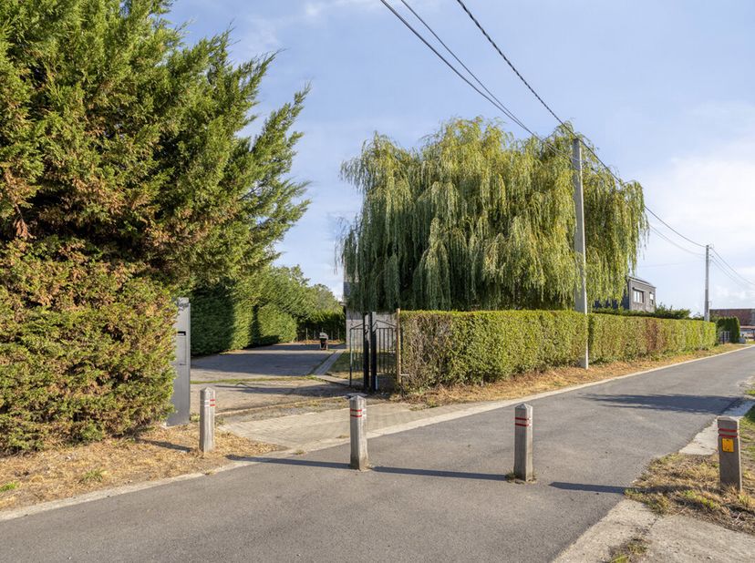 BEZOEKDAG OP AFSPRAAK – ZONDAG 6 SEPTEMBER<br />
Verscholen in een rustig straatje zonder doorgang geniet deze woning van een verrassend aangename woo