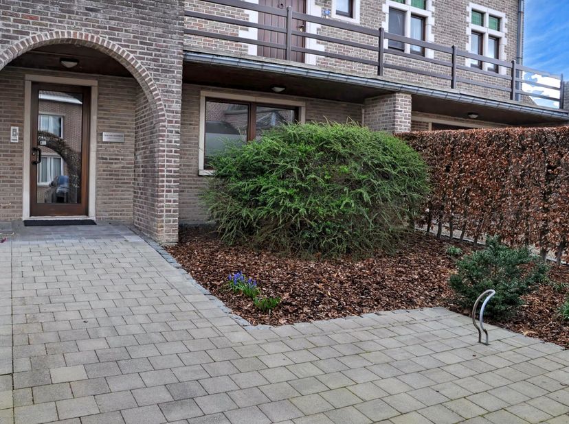 CENTRAAL GELEGEN KANTOORRUIMTE / PRAKTIJKRUIMTE IN WALTWILDER<br />
Bent u op zoek naar een stijlvol en vlot bereikbaar kantoor of een ruimte voor een