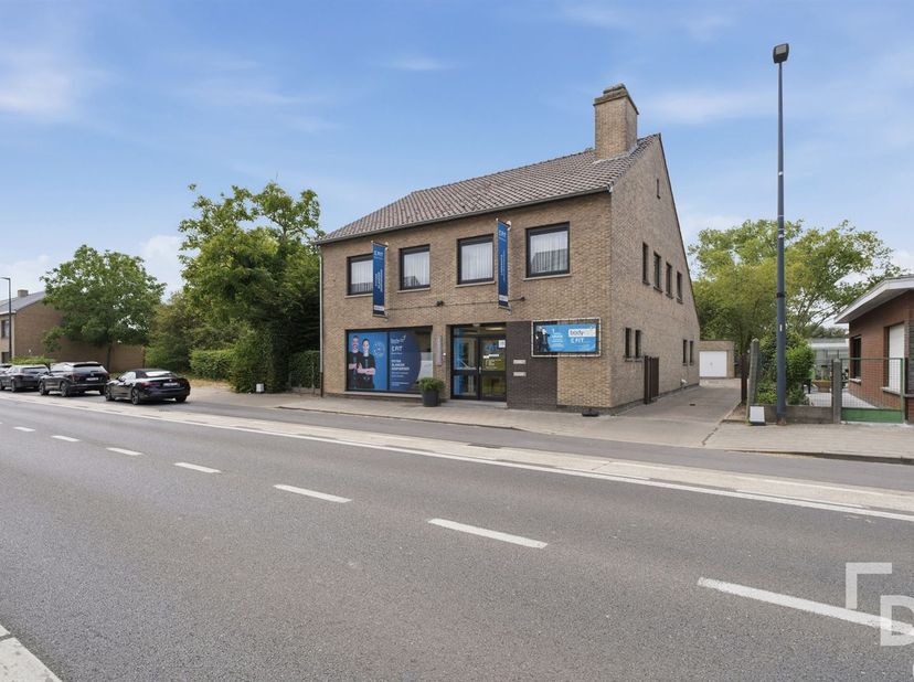 Dit multifucntionele gebouw bevindt zich op de Woumenseweg, een vlotte verbindingsweg tussen Ieper en Diksmuide.<br />
Dit gebouw bestaat uit een han