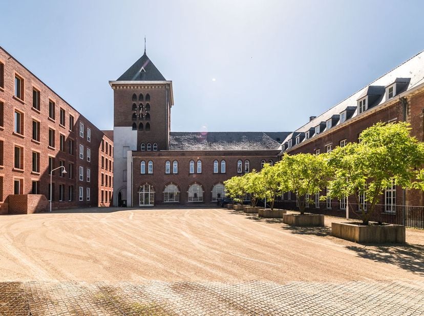 Découvrez ce bureau unique de 360&amp;nbsp;m² bénéficiant d’un emplacement central de premier choix à Dilbeek, où accessibilité, confort et durabilité se
