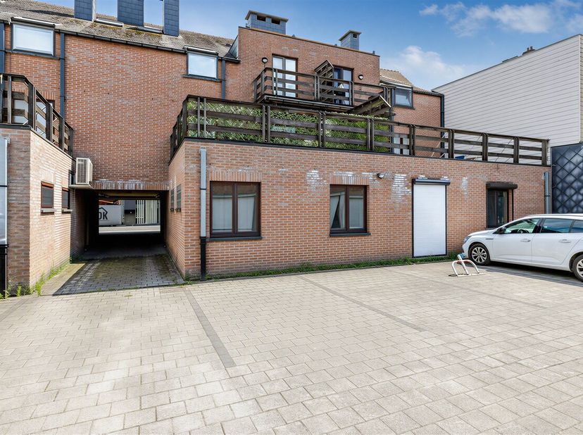 Dankzij de functionele indeling (met o.a. 2 aparte toegangsdeuren) en de ruime oppervlaktes leent deze eigendom (met 3 gevels) zich perfect voor een z