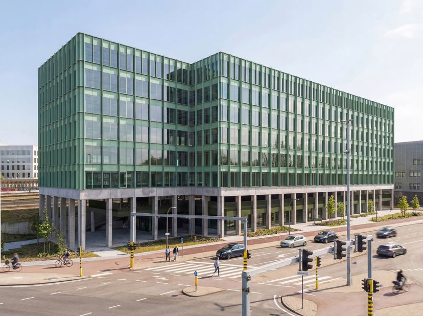 Situé en bordure de la Gare Antwerpen-Berchem, INFÍNITI est un immeuble de bureaux contemporain conçu pour offrir accessibilité, performance énergétiq
