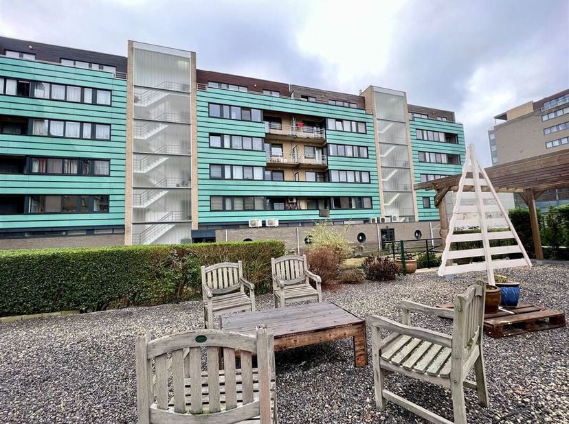 Drie slaapkamer appartement te huur in het hartje van Genk-centrum!<br />
Dit drie slaapkamer appartement bevindt zich op het vierde verdiep in de Res
