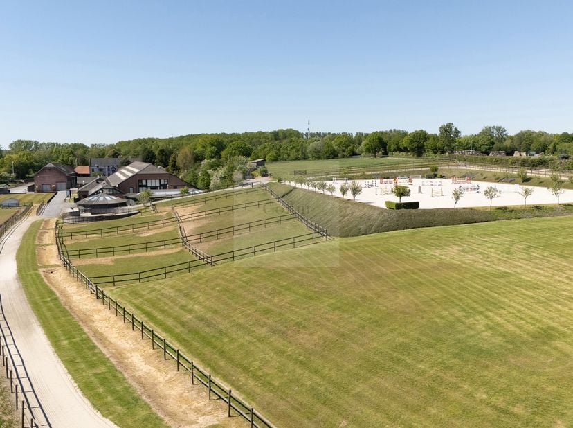 Une opportunité d’investissement rare alliant performance sportive, luxe et rentabilité.<br />
Idéalement située à proximité immédiate des grands axes