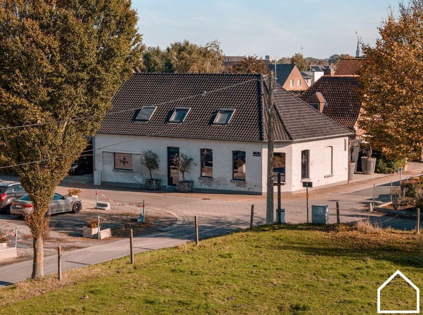 Het gebouw is momenteel verhuurd tegen 1.500€/maand als restaurant met woonst.  De huidige huurder heeft een handelshuurovereenkomst en wenst de zaak