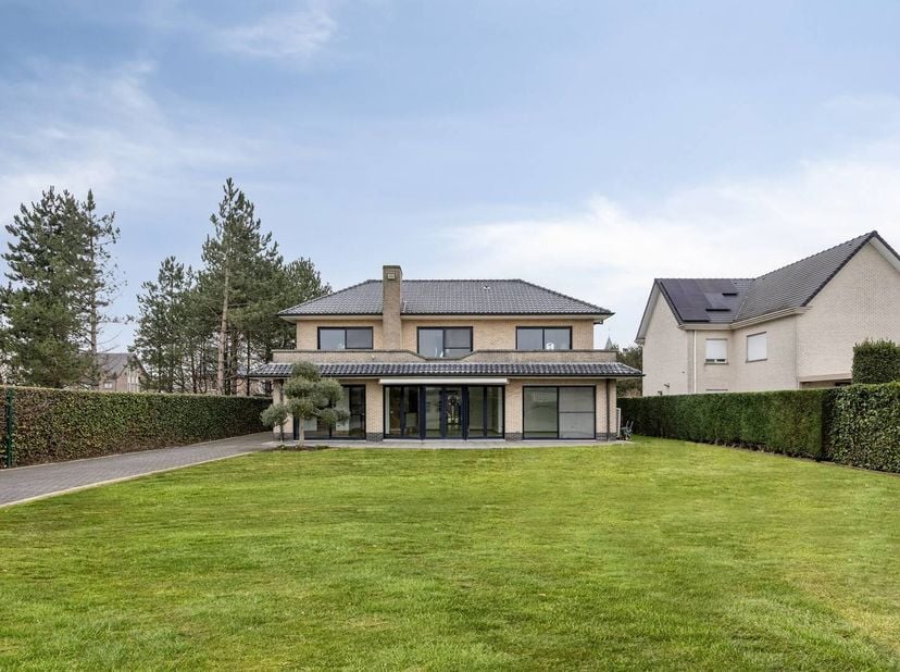 Vous recherchez une propriété exclusive au cœur de Zwijndrecht ? Cette propriété combine un volume de vie impressionnant avec des fonctionnalités supp