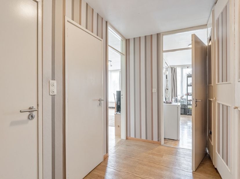Op een gunstige ligging te Sint-Truiden, aan de Festraetsstraat 35 bus 204, bevindt zich dit appartement op de tweede verdieping van een goed onderhou