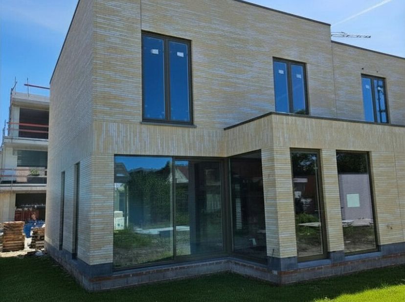 Centraal wonen vlakbij park Baron Casier<br />
+ 6 ruime woningen met 3 slaapkamers<br />
+ Open, halfopen of gesloten<br />
+ Zonnepanelen en warmtep