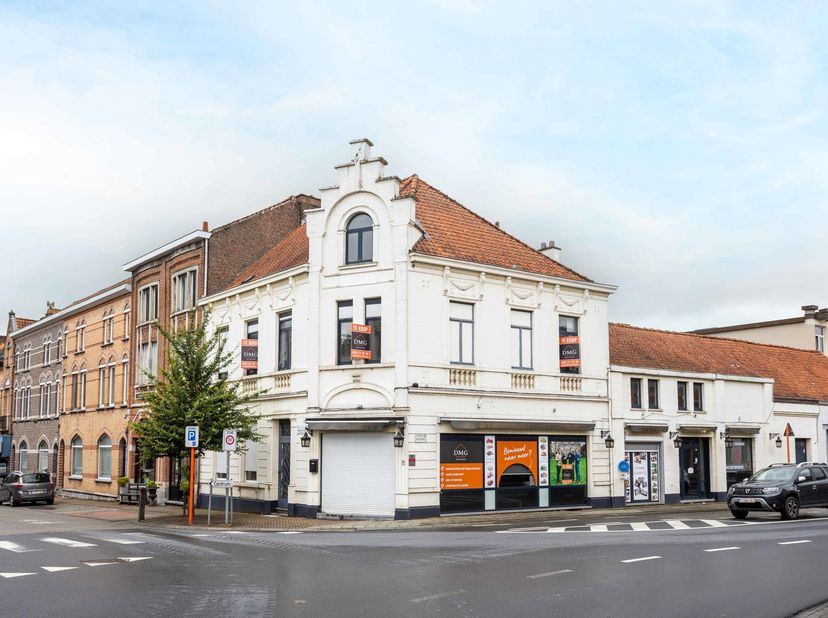 Bent u op zoek naar een uniek pand met karakter en mogelijkheden? Dan is deze voormalige slagerij met ruime woonst in het hart van Oudenaarde precies