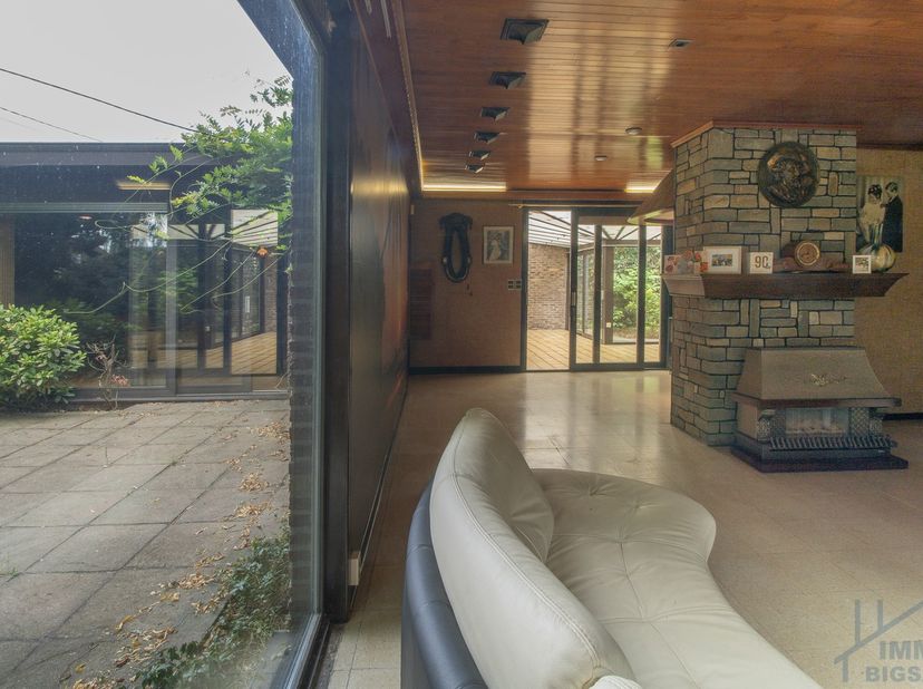 Welkom in deze charmante bungalow, gelegen aan de Vagevuurstraat in het rustige Rekkem. De lichte woonkamer vormt het hart van het huis en biedt een g