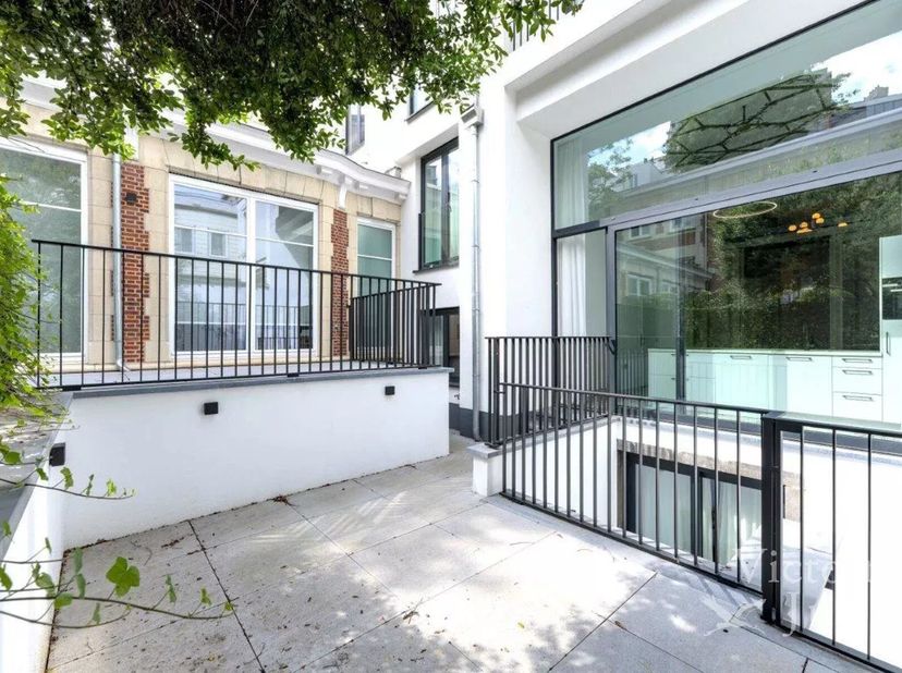 Pand voorgesteld door Carla Rodriguez: 0494 07 97 54 / carla.rodriguez@victoire.be<br />
Victoire Junot biedt dit prachtige duplex op de begane grond