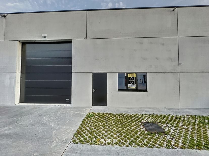 Verlaagde huurprijs voor de resterende maanden in 2026: 1.200 EUR/maand excl. btw.<br />
<br />
Benaderende bruto-AFMETINGEN:&amp;nbsp;b: 12m x&amp;nbsp; d: 2
